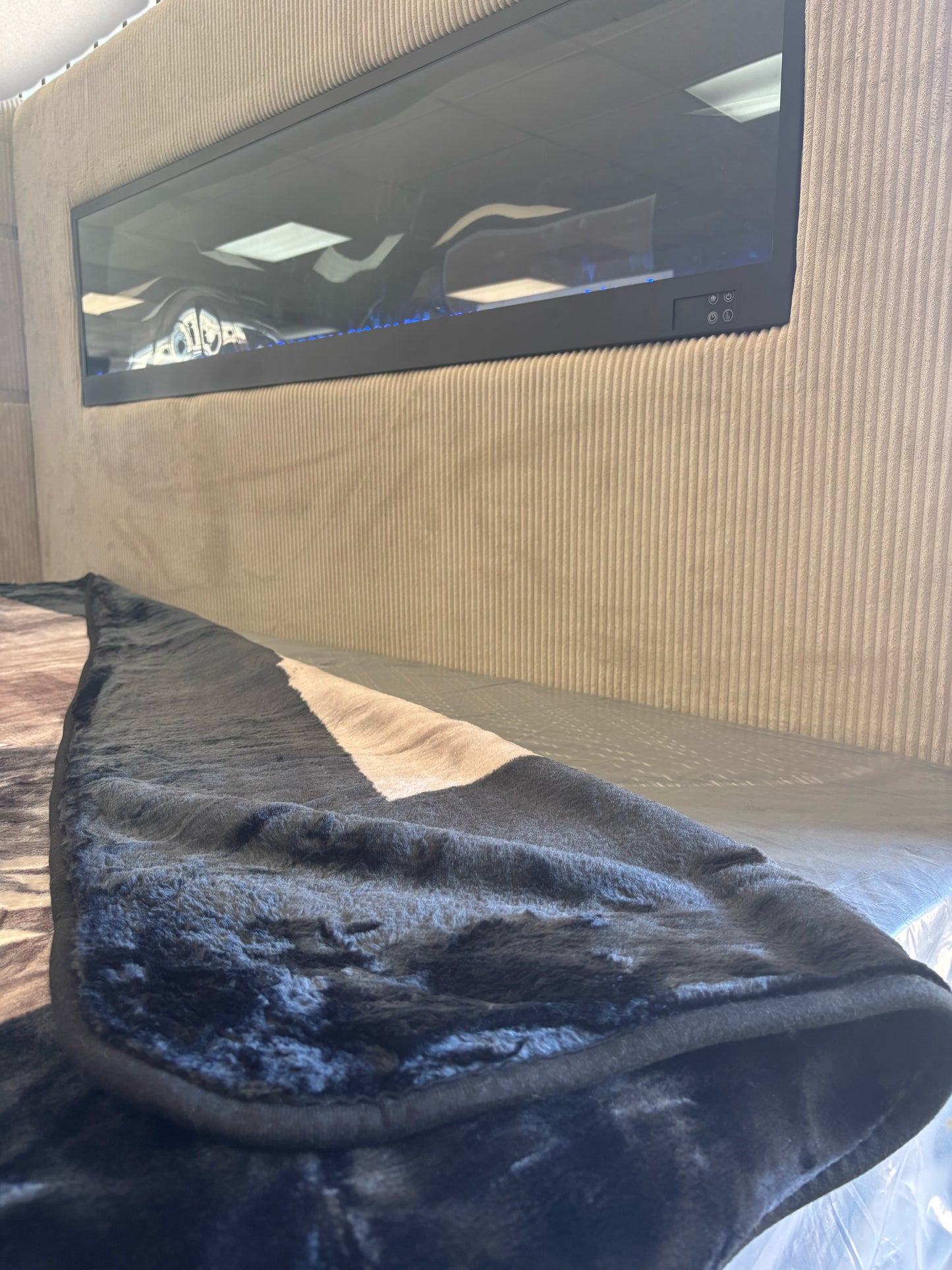 BM118 Solaron Blanket Korean Mink - Lone Eagle Black