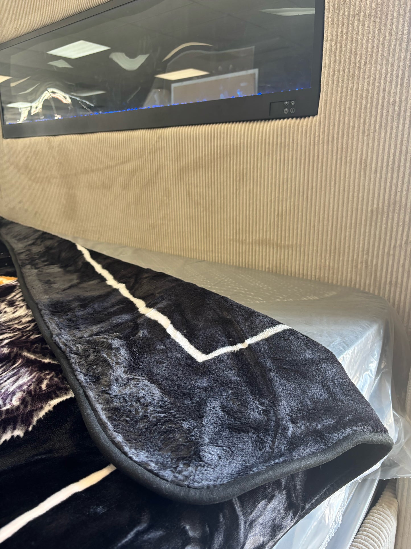 BM119 Solaron Blanket Korean Mink - Wolf Pack Black