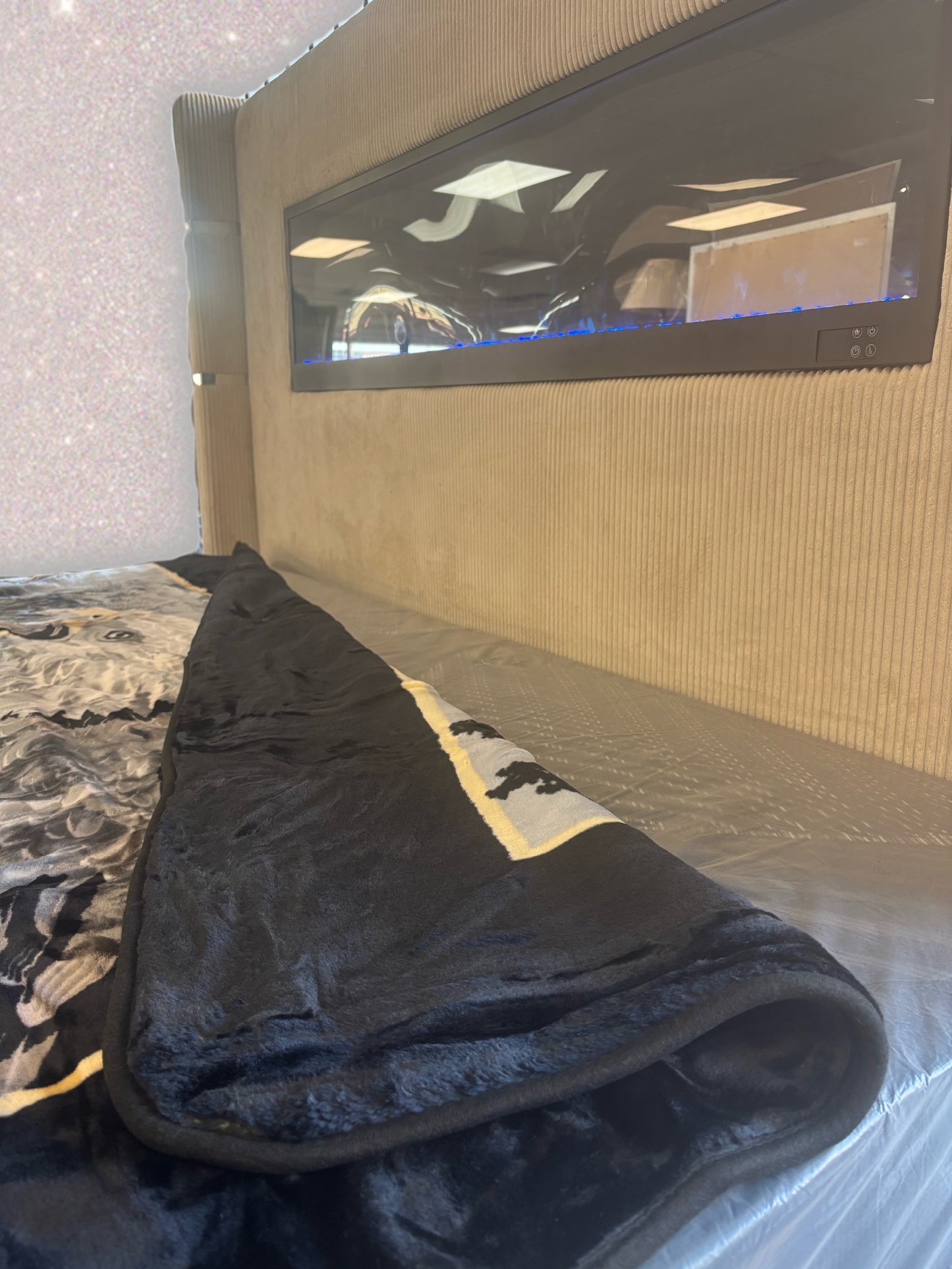 BM270 Solaron Blanket Korean Mink - Wolf Trio Hunt Black